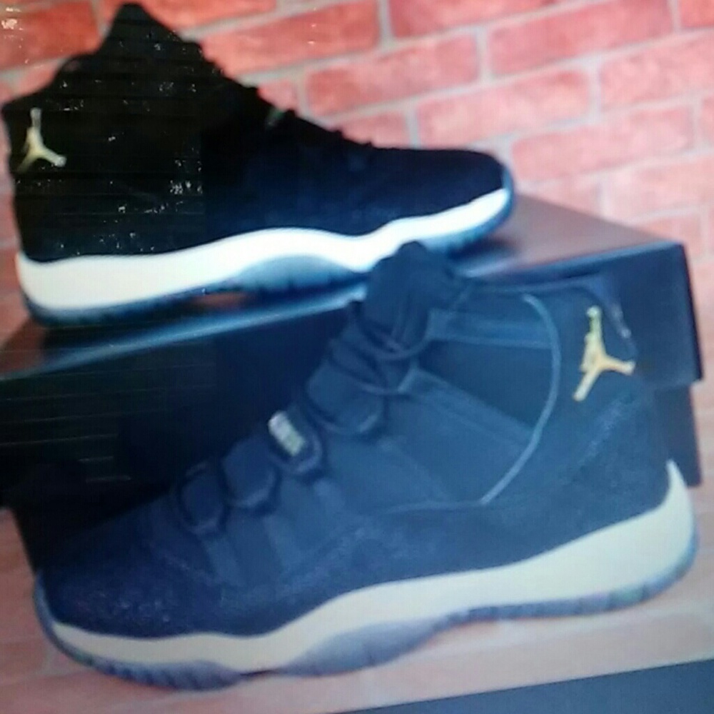 Jordan 11s Black Stingray